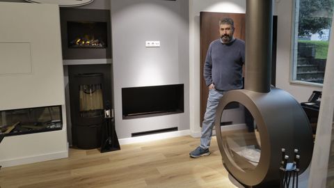 Esteban Otero, responsable de Chimeneas Cide, junto a algunos de los modelos.