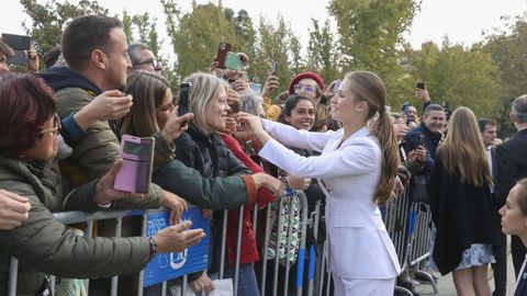 Leonor saluda y se fotograf�a con las personas congregadas en la plaza de Oriente, en Madrid.