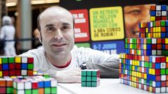 Comienza la construccin del mosaixo de Rubik en Marineda City