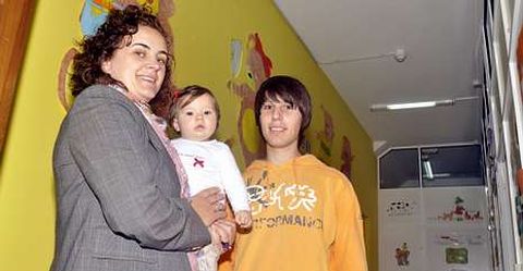 Una madre con su hija en la guarder�a de Salvaterra, en la que Osorno (derecha) es profesor.