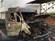 La ambulancia aparcada en Cambre qued� totalmente calcinada. 