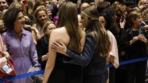 La princesa Leonor y la infanta Sofa (i) tras asistir al tradicional concierto de los Premios Princesa de Asturias 