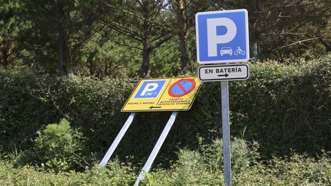 La se�al azul indica que la explanada de Esmelle es solo para turismos y motos, y la amarilla, tumbada, que la zona situada frente al camping de As Cabazas se reserva para autocaravanas.