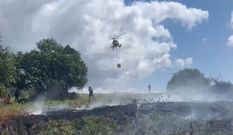 Equipos de extinci�n trabajando en el lugar de Talai, en Betanzos