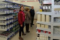 Amigos, tanto del empresario como de la empleada, Ver�nica Rinc�n, curiosearon entre los pasillos de la tienda en el Monumento.