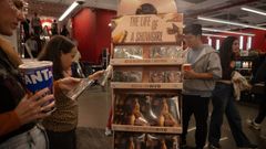 Seguidores de Taylor Swift en una tienda de Nueva York donde se vende su ltimo disco 