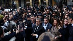 El pblico lo esperaba ante la librera para corear su nombre. La presentacin tuvo lugar en una cntrica librera de Pars, cercana a la casa del expresidente, que se encontr con muchos admiradores agolpados en la calle, aunque dos representes de Femen protestaron contra su libertad.