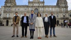 Avia Veira, en el centro junto a Ana Pont�n, y acompa�ada por el resto de concejales y el responsable del consello local del BNG