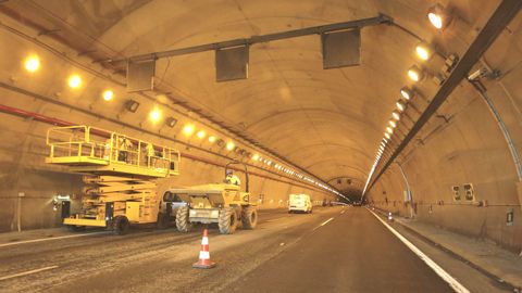 Trabajos de iluminaci&oacute;n en el t&uacute;nel de Pedrafita do Cebreiro