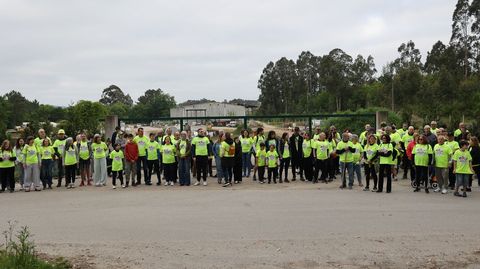Una marcha reuni� a un grupo de vecinos en contra de la planta de gesti�n de residuos de la construcci�n y demolici�n en Cacheiras. Temen que, si llega a aprobarse la actividad, afecte a la seguridad viaria, en el impacto ambiental y sobre la salud de los vecinos de A Torre y Feros.