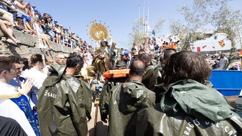 Momento en el que los compa�eros postran el n�ufrago ante la Virxe do Carme 