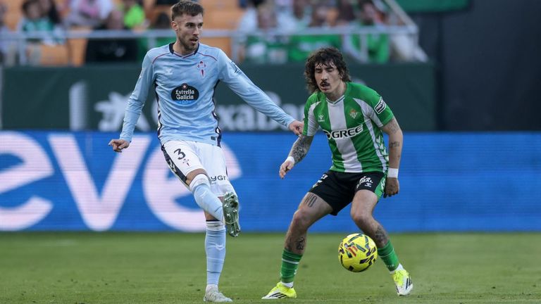 Mingueza dando un pase ante la defensa de Beller�n