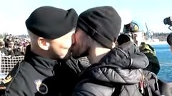 As� fue el hist�rico beso en la marina canadiense