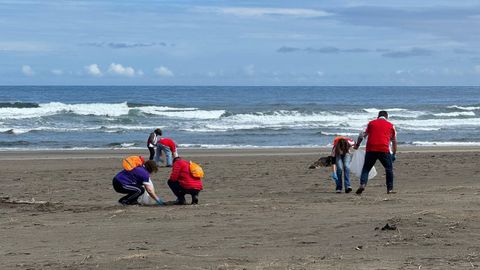 Aficiones Unidas y la red PBIP Mxico recogen casi 300 kilos de basura en la playa de Bayas, en Castrilln