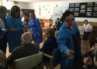 Los nuevos voluntarios ya se estrenaron ayer sirviendo agua a los mayores y acompa��ndolos. 