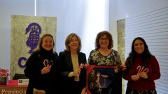 Se present� la campa�a de bastones solidarios. En la imagen, Cristina P�rez, jefa territorial de la Conseller�a Sanidade; Sara Catrain, presidenta del Colegio de Farmac�uticos;  Francisca Luengo, presidenta de Fegerec; e Irasema D�maso, T�cnico RSE de Vegalsa-Eroski.  