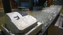 La caja registradora en la barra de la planta baja. 