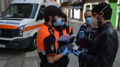 Los concejales Juli�n Reina y Germ�n Costoya, con voluntarios de Protecci�n Civil, coordinan esfuerzos en este proyecto