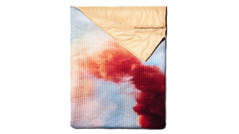 David Sims x Zara 50 Aniversario ? Sacos de Dormir Estampados Una selección de dos sacos de dormir estampados con diferentes paisajes de nubes extraídos del archivo fotográfico de David Sims. Cada uno presenta un cielo de alto contraste con tonos saturados, impreso en toda la superficie del saco. Uno está forrado en un suave tono amarillo y el otro en un delicado rosa pálido. Están diseñados para ser completamente funcionales como sacos de dormir aislantes, ligeros, compactos cuando se enrollan y confeccionados con un tejido exterior duradero. Como parte de su ciclo de producción, varios de estos sacos serán donados y distribuidos entre organizaciones benéficas para personas sin hogar en el Reino Unido.