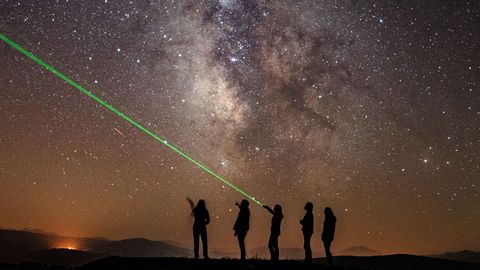 Equipo de colaboradores del Proyecto Allande Stars con la Va Lctea en el cielo de Allande