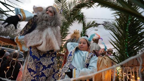 No faltaron caramelos en la cabalgata de Paderne.