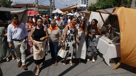 Las autoridades visitando la fiesta.