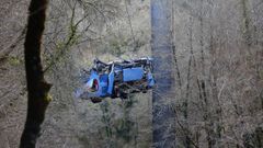 En Nochebuena, un autob�s se precipitaba al r�o L�rez en el concello de Cerdedo-Cotobade. Sobrevivieron el conductor y una pasajera, mientras que siete viejeros fallecieron