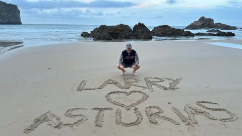 Larry Shy Guy, el estadounidense enamorado de Espa�a que se ha vuelto viral en redes, visita la playa de La Franca en Asturias