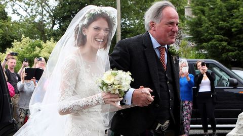 Rose Leslie a su llegada a la celebracin del brazo de su padre, Sebastian Leslie.