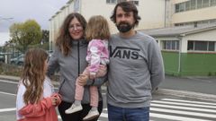 Luca Formoso y su marido, Marcos Mijn, con sus hijas, de 2 y 10 aos, ayer junto al CPI Atios, en Valdovio