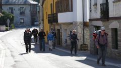 Un grupo de peregrinos a su paso por Villafranca del Bierzo