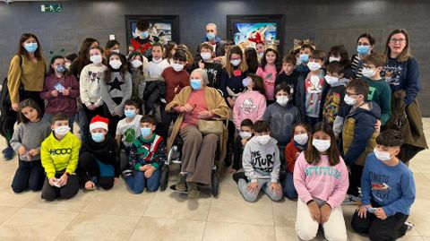 Alumnos del CEIP Amadeo Rodr�guez Barroso con la presidenta y la gerente de la Fundaci�n Quessada, Chus Blanco y Paula Serrano.