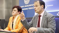 El consejero de Salud del Gobierno Vasco, Alberto Mart�nez, y la directora general del servicio vasco de Salud (Osakidetza), Lore Bilbao, en la comparecencia de este jueves