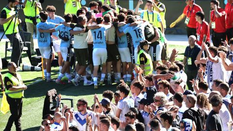 Aficionados del Europa, mientras el Celta Fortuna celebraba un gol en Bala�dos.