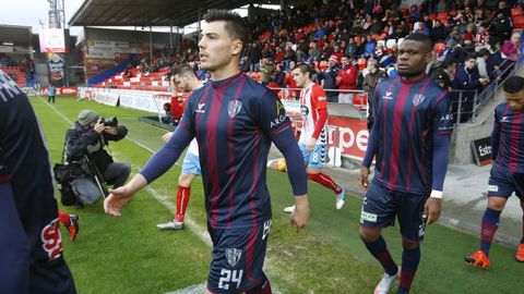 Coa camiseta do Huesca, outro dos seus equipos nunha divisi�n de prata na que tam�n defendeu ao Alcorc�n e o UCAM Murcia.