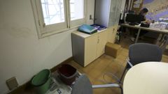 En la imagen, cubos y papel de peridico protegen el suelo en el despacho de la edil Ana Lamas tambin afectado por las filtraciones de agua.