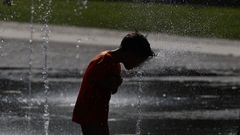 Un ni&ntilde;o se refresca en los chorros de agua de Madrid R&iacute;o este viernes durante la ola de calor.