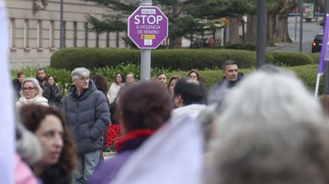 Se&ntilde;al contra la violencia machista instalada hace meses por el Concello de Ferrol en la plaza de Espa&ntilde;a.