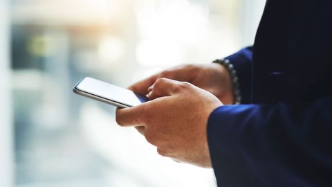 Imagen de archivo de una persona sujetando un tel&eacute;fono m&oacute;vil.