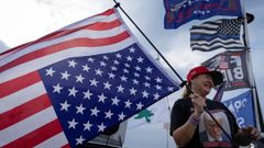 Los republicanos protestaron contra la sentencia con banderas nacionales al revés.