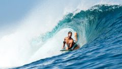 Ux�o Rodr�guez ense�a a surfear a ni�os en la Escola Surf Viveiro