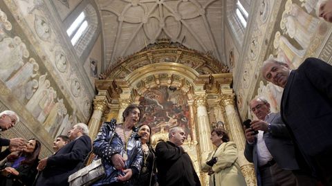 As se ve el presbiterio de la iglesia de San Vicente tras la restauracin del altar mayor y de sus murales laterales y la instalacin de la nueva iluminacin