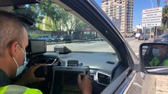 Una patrulla de la Guardia Civil de Tr�fico vigila un tramo de concentraci�n de accidentes
