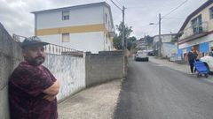 Iv�n, junto a su vivienda (blanca con una franja amarilla), y delante de �l, una de las personas que est�n okupando la casa vac�a de enfrente, pero que se empadronaron en la de este vecino de Vigo. 