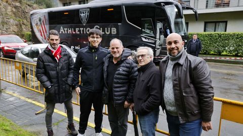 Algunos aficionados se trasladaron hasta Laias para ver a los jugadores