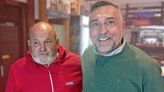 Juanito Oiarzabal con Gerardo Martnez Postigo, gerente del restaurante Cofrada de Rinlo, donde el conocido montaero vasco disfrut de la sabrosa gastronoma local, entre arroz y percebes