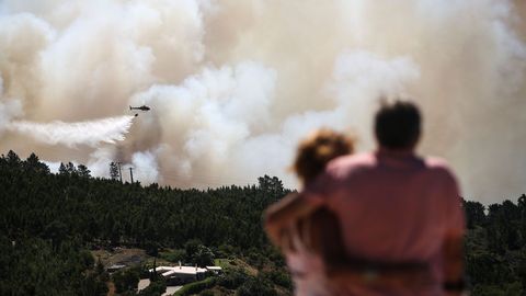 Una pareja observa el trabajo del helic�ptero  