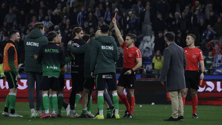El colegiado Carlos Mu�iz Mu�oz expulsa a Mantilla por hacer una peineta hacia la grada