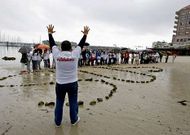 Los miembros de la plataforma volvieron a manifestarse en la playa de A Panadeira.