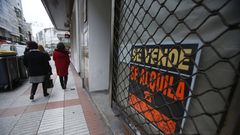 Bajos vac�os en la c�ntrica calle de San Andr�s, en A Coru�a.